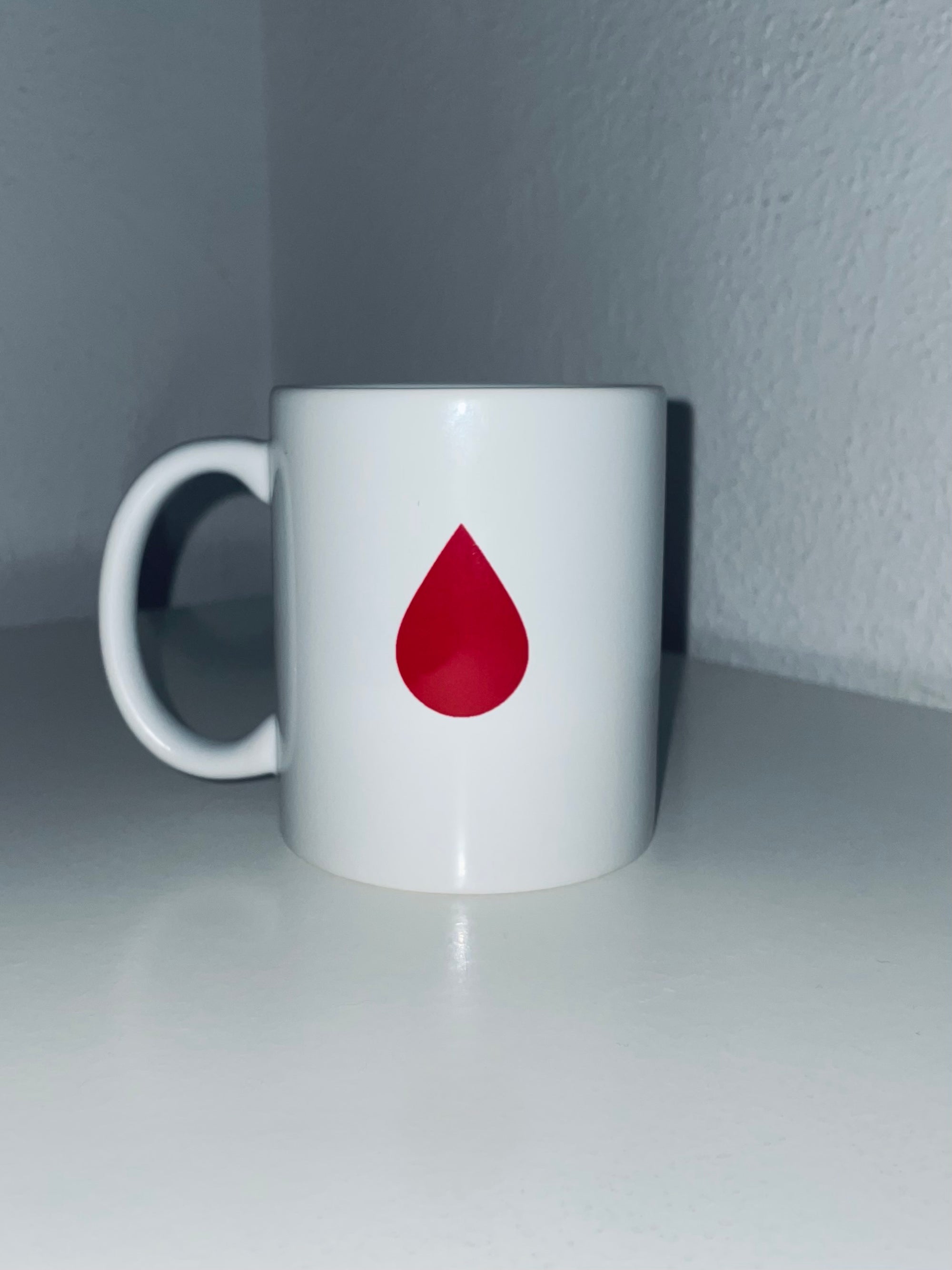 TAZA DE CAFÉ DE CERÁMICA CON NUESTRA GOTA ROJA | DOMINA TU MAÑANA CON CADA SORBO
