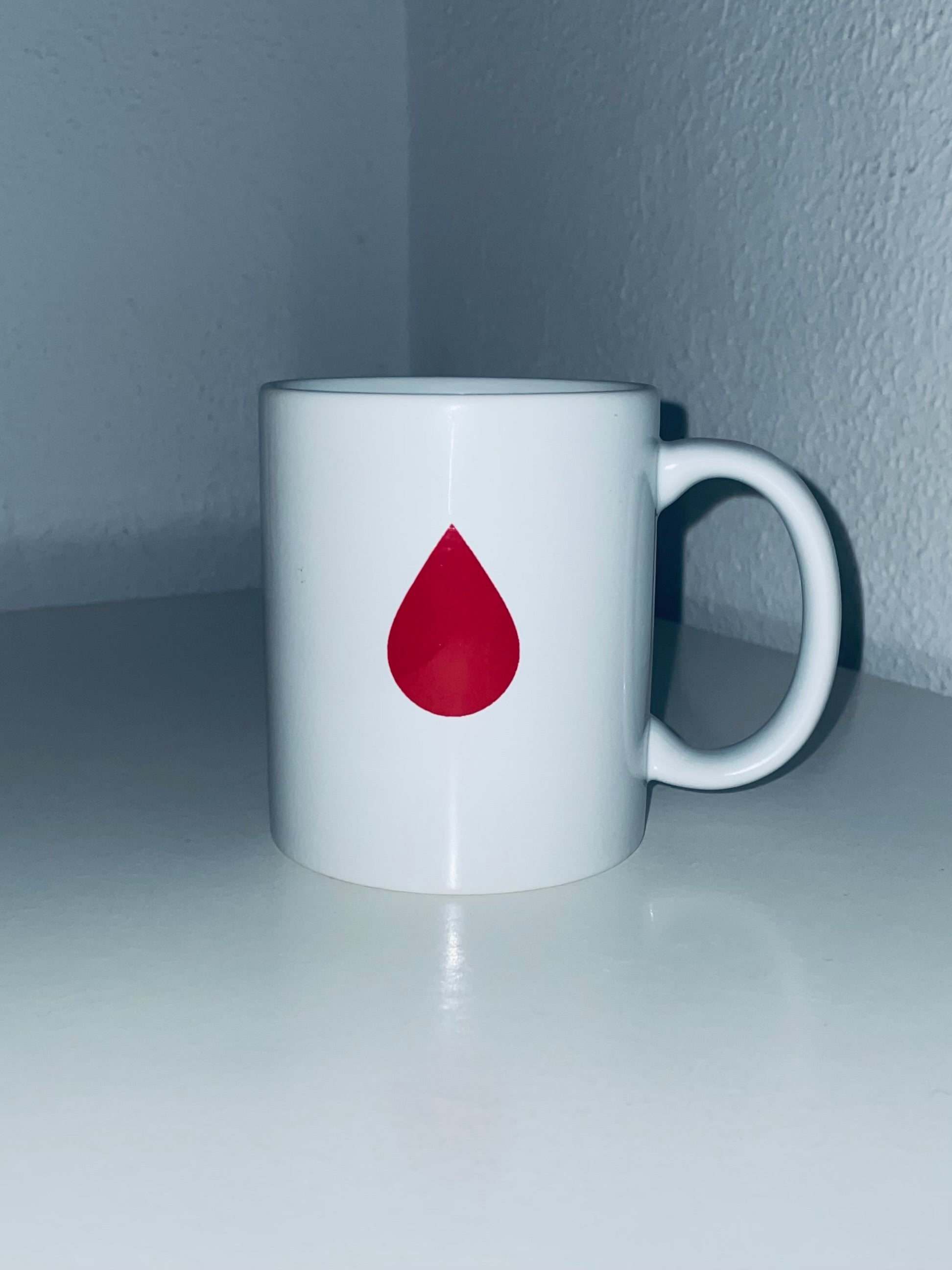 TAZA DE CAFÉ DE CERÁMICA CON NUESTRA GOTA ROJA | DOMINA TU MAÑANA CON CADA SORBO
